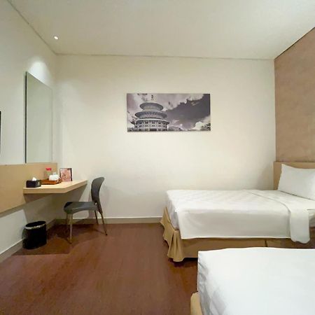 Hotel 88 Embong Malang Tunjungan Surabaya By Wh - Breakfast With The Best View On The Highest Floor And Strategic Location In The City Center Esterno foto