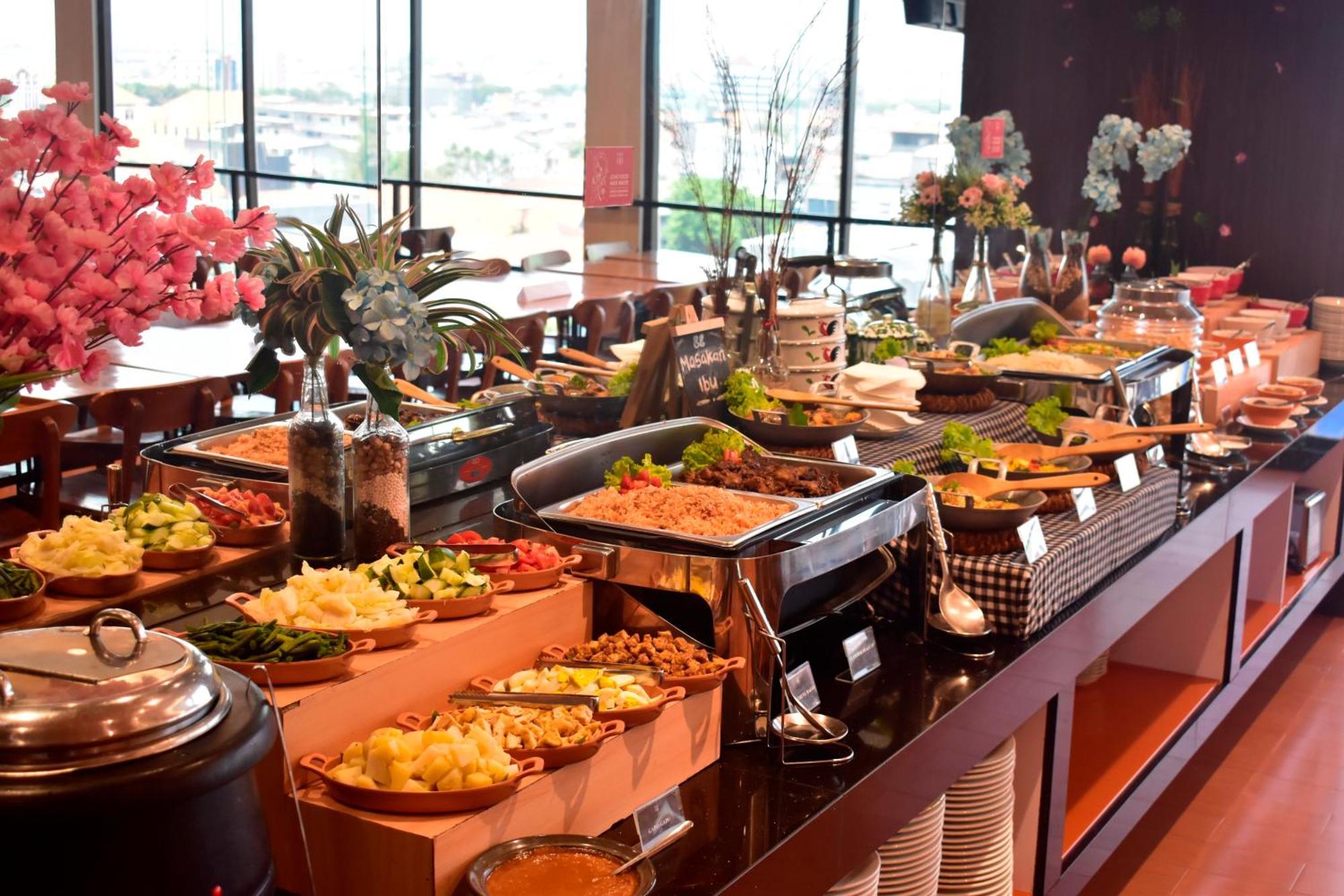 Hotel 88 Embong Malang Tunjungan Surabaya By Wh - Breakfast With The Best View On The Highest Floor And Strategic Location In The City Center Esterno foto