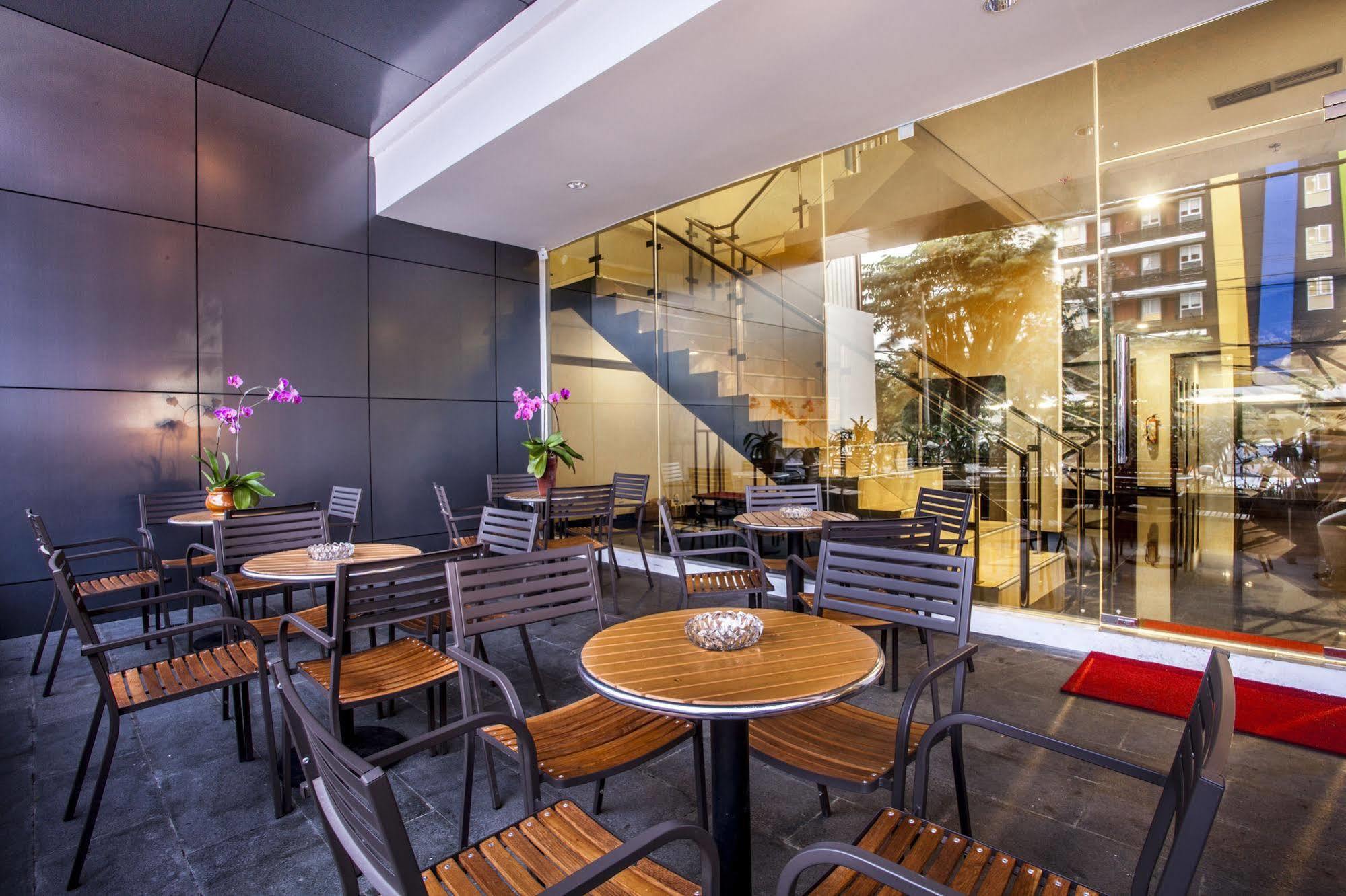 Hotel 88 Embong Malang Tunjungan Surabaya By Wh - Breakfast With The Best View On The Highest Floor And Strategic Location In The City Center Esterno foto