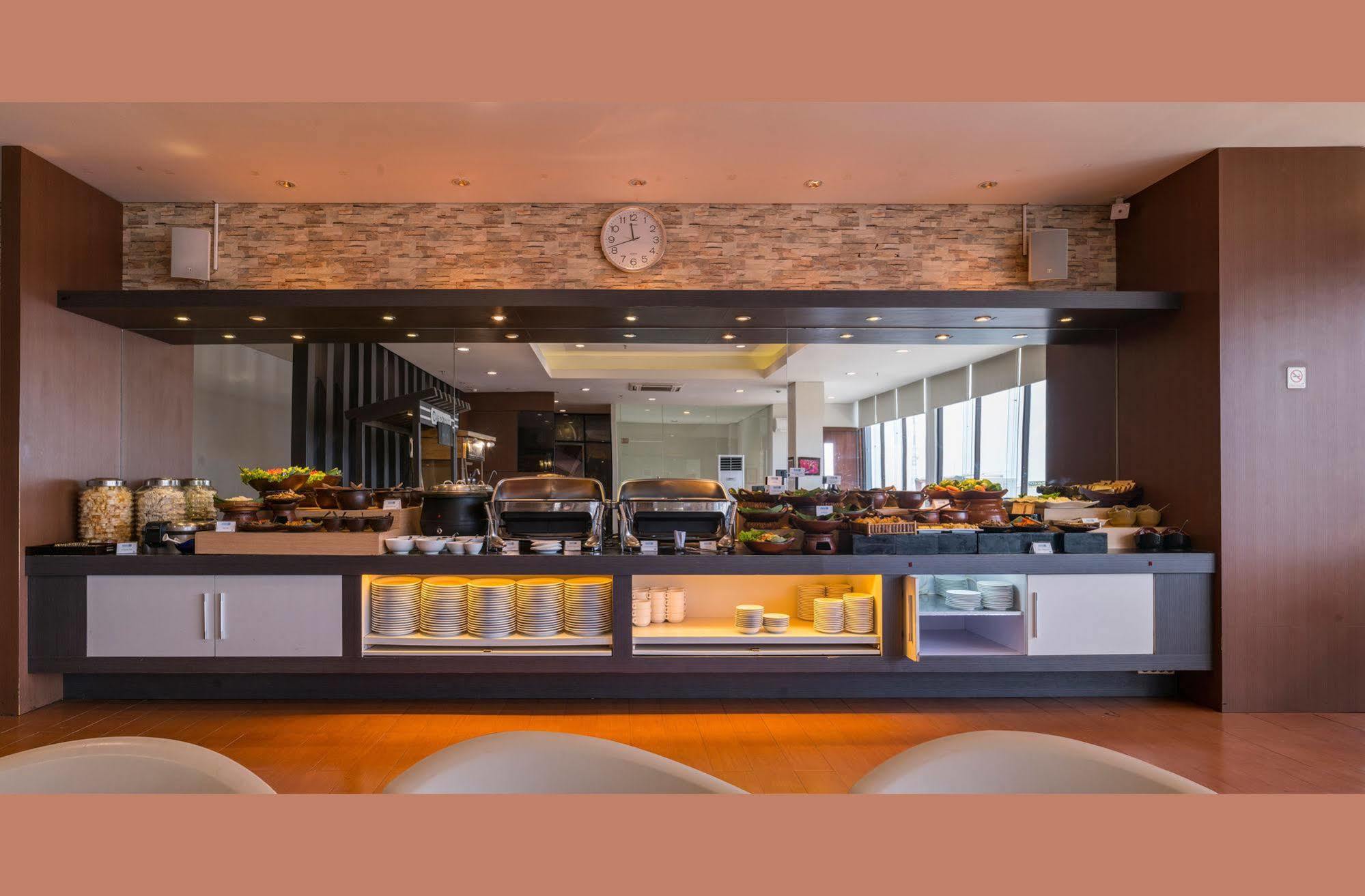 Hotel 88 Embong Malang Tunjungan Surabaya By Wh - Breakfast With The Best View On The Highest Floor And Strategic Location In The City Center Esterno foto